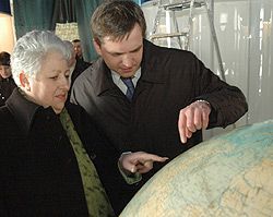 Віра Шелудченко і Юрій Павленко намагаються знайти місто Житомир на глобусі. 12 січня