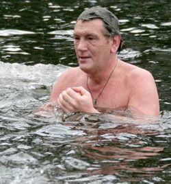 Ющенко скупався в освяченій воді (фото)