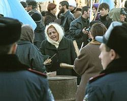 Кримські татари проводять акцію протесту біля будівлі Ради Міністрів АР Крим, вимагаючи від властей виділення земель репатріантам. Сімферополь, 22 січня