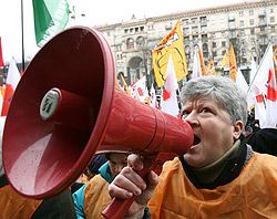 Под мэрией свыше 2 тысяч киевлян протестуют против новых тарифов