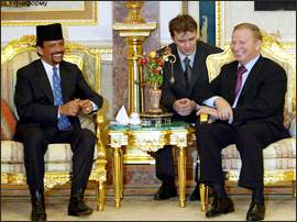 Азаров поїхав до найбагатшої людини світу (фото, довідка)