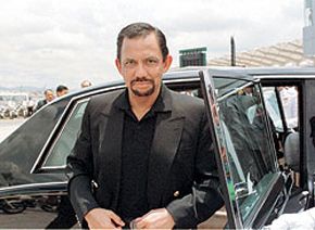 Азаров поїхав до найбагатшої людини світу (фото, довідка)