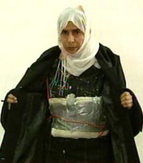 Суд приговорил к смерти террористку, которой не удалось себя взорвать (2 фото)