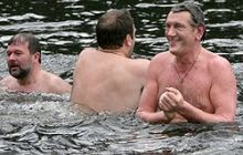 Yushchenko bathed in consecrated ice hole on Epiphany (photos)