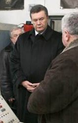 Янукович відкрив школу сам, бо міністри не встигли 