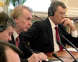 Виктор Ющенко и Владимир Огрызко принимают участие в очередном заседании Украина – Тройка ЕС. Киев, 6 февраля
