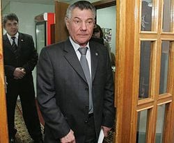 Олександр Омельченко входить до зали перед початком прес-конференції в УНІАН. Київ, 7 лютого