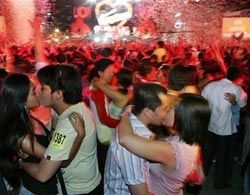 6124 целующиеся пары побили мировой рекорд (фото)