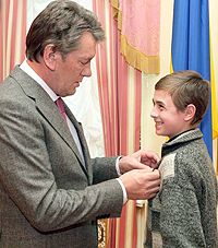 Ющенко наградил орденом «За мужество» 13-летнего мальчика