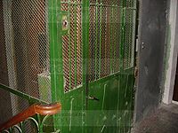 Шесть подростков остановили 100 лифтов