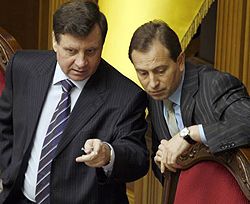 Перший віце-спікер Адам Мартинюк та віце-спікер Микола Томенко спілкуються під час засідання парламенту. Київ, 13 лютого