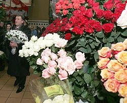 Ющенко собирается удивить жену цветами (фото)