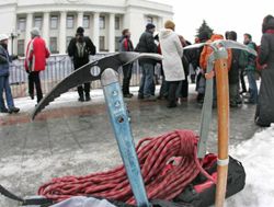 Альпинисты требуют спасти уникальный скалолазный стенд