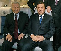 Александр Мороз и Виктор Янукович сидят в новом реактивном самолете с двумя двигателями Ан-148. Киев, 26 февраля