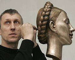 Скульптуру Тимошенко Олександр Ледаговський представить завтра в Українському домі на   виставці «Великий скульптурний салон - 2007» 