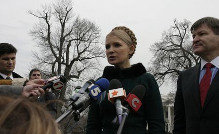 Тимошенко дає інтерв’ю біля Білого дому після зустрічі з віце-президентом США Діком  Чейні. 1 березня 2007 року