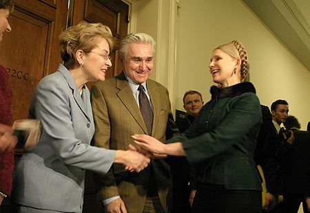 Тимошенко з конгресменами, співголовами Комітету Україна-США в Конгресі Марсі Каптур та Моріс Хінші після завершення зустрічі в комітеті