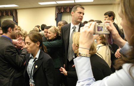 Тимошенко продирається крізь натовп після зустрічі з українською діаспорою