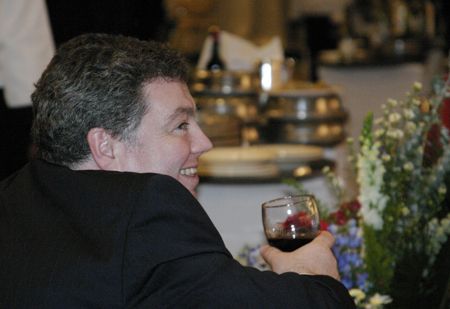 За одним из столиков члены украинской делегации потягивают вино