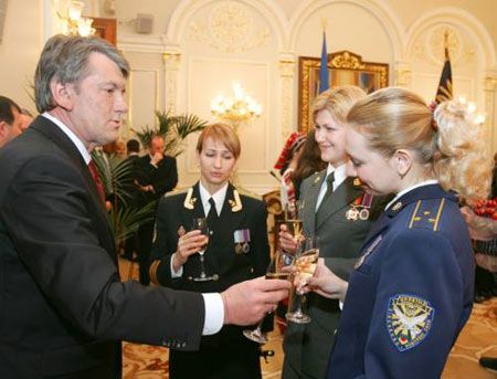 Президент України Віктор Ющенко на церемонії нагородження представниць різних суспільних сфер і професій з нагоди Міжнародного жіночого дня 8 Березня у Києві, 5 березня 2007 р.