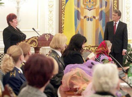 Президент України Віктор Ющенко на церемонії нагородження представниць різних суспільних сфер і професій з нагоди Міжнародного жіночого дня 8 Березня у Києві, 5 березня 2007 р.
