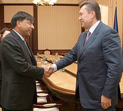Керівник компанії Mittal Steel Лакшмі Міттал та Прем’єр-міністр України Віктор Янукович 