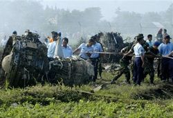 Boeing 737-400 индонезийской авиакомпании Garuda, который разбился в Индонезии. Фото AP