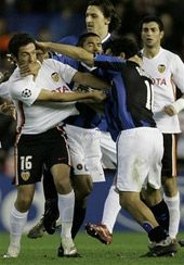 Матч Интер - Валенсия закончился побоищем (фото)