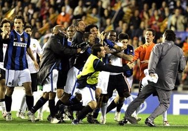 Матч Интер - Валенсия закончился побоищем (фото)