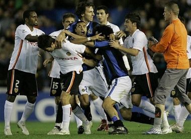 Матч Интер - Валенсия закончился побоищем (фото)