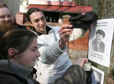 Кепку для метания сопоставляют с оригиналом на фото