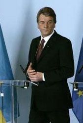 Віктор Ющенко на прес-конференції у Брюсселі. Фото REUTERS / Yahoo