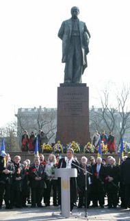 Президент Украины Виктор Ющенко выступает на торжественной церемонии по случаю 193-й годовщины со дня рождения Тараса Шевченко у памятника Кобзарю в Киеве, 9 марта 2007 г.