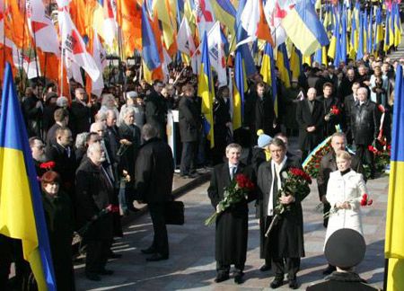 Мэр Киева Леонид Черновецкий, Президент Украины Виктор Ющенко, вице-премьер Дмитрий Табачник и лидер БЮТ Юлия Тимошенко во время возложения цветов к памятнику Тарасу Шевченко