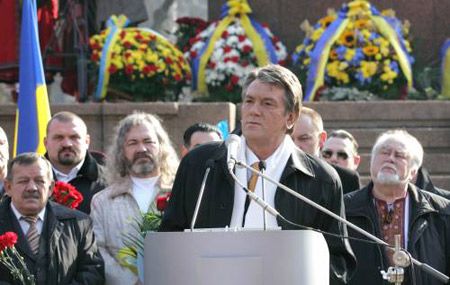 Президент Украины Виктор Ющенко выступает на торжественной церемонии по случаю 193-й годовщины со дня рождения Тараса Шевченко у памятника Кобзарю в Киеве 