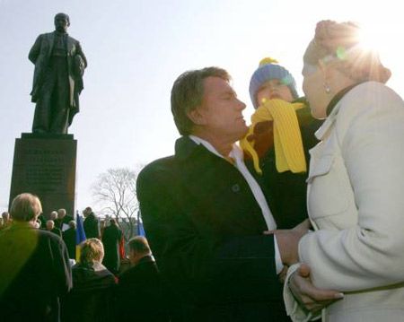 Виктор Ющенко с младшим сыном Тарасом и лідер БЮТ Юлия Тимошенко у памятника Тарасу Шевченко