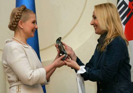 Юлія Тимошенко отримує нагороду ”Жіночого журналу”
