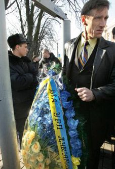 Сторонник Украинской респбликанской партии возле рамки металлоискателя в день 193-й годовщины со дня рождения Т.Шевченко недалеко от памятника Кобзарю