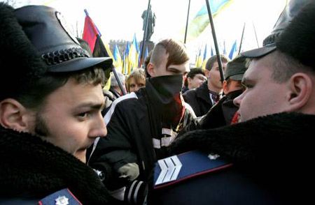 Милиционеры стоят между приверженцами разных политических сил в день 193-летия Т.Шевченко недалеко от памятника Кобзарю