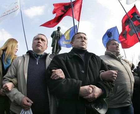 Участники митинга, посвященого 193-й годовщине со дня рождения Т.Шевченко перекрывают дорогу сторонникам КПУ и ПСПУ к памятнику поэту в Киеве