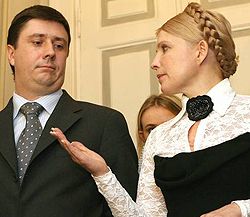 Юлия Тимошенко и Вячеслав Кириленко общаются во время совместного брифинга. Киев, 12 марта