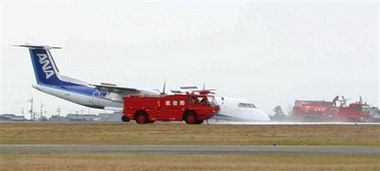 Японський лайнер аварійно приземлився без переднього шасі (фото)