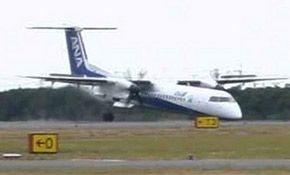 Японський лайнер аварійно приземлився без переднього шасі (фото)