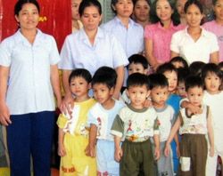 Анджелина Джоли усыновила вьетнамского мальчика (фото)