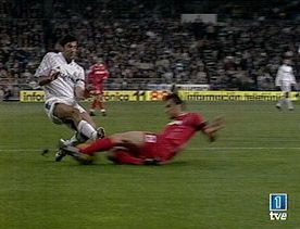 Удар Фігу обірвав кар`єру іспанського футболіста (фото)