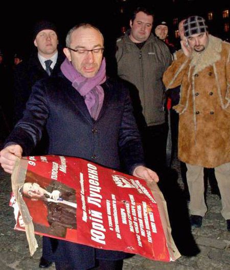Секретар Харківської міськради Геннадій Кернес тримає плакат із закликом до мешканців Харкова прийти на мітинг громадської організації «Народна самооборона» 