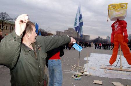 Учасники акції протесту закидають яйцями опудало лідера громадського руху “Народна самооборона” Юрія Луценка на Площі Свободи в Харкові, 16 березня 2007 р.