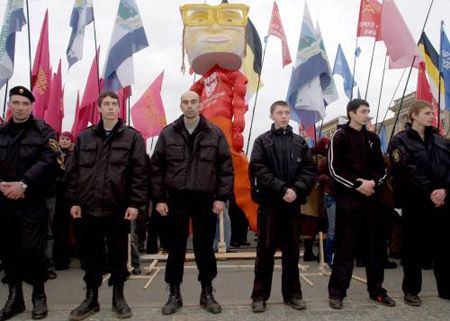 Охорона учасників протесту проти приїзду лідера громадського руху “Народна самооборона” Юрія Луценка на Площі Свободи в Харкові, 16 березня 2007 р. 