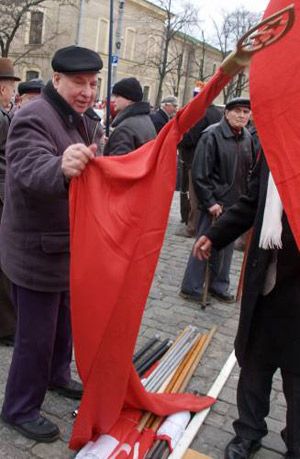 Пикетчики протестуют против приезда лидера общественного движения “Народная самооборона” Юрия Луценко на Площади Свободы в Харькове, 16 марта в 2007 г. 
