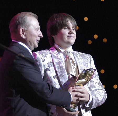 Кучма вручав нагороду «юному талантові року» - юному оперному співакові Вікторові Мельнику